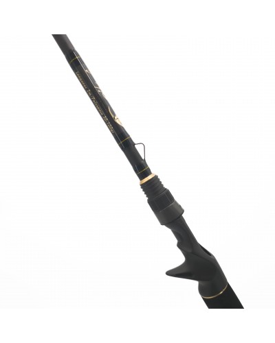 Gros plan sur la poignée en mousse EVA noire de 33cm de la canne Sharpshooting, porte-moulinet Fuji à trigger