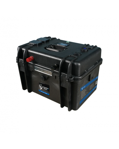 Valise lithium Ultimatron 24V 100Ah installée dans le coffre d'un bass boat pour alimenter un moteur électrique avant