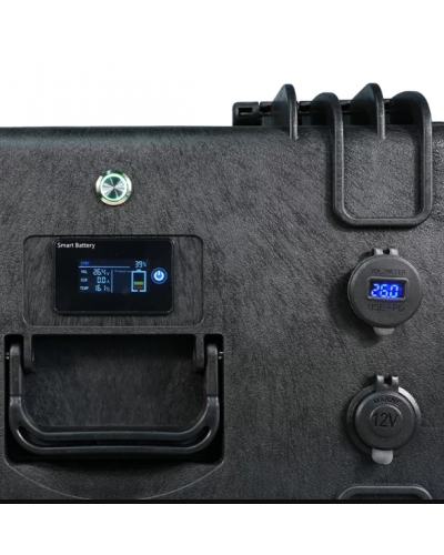 Écran LCD couleur intégré affichant le pourcentage d'autonomie restant sur le modèle Ultimatron 24V 100Ah