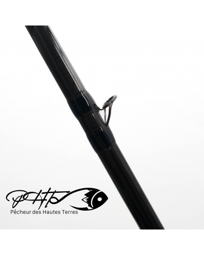 Ligature noire et liseré doré sur un anneau Fuji SIC de la canne Sharpshooting PHT montée en casting spiral